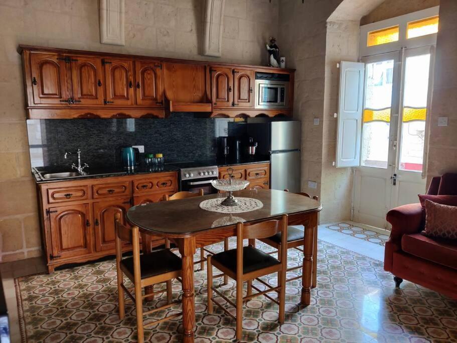 Cozy Corner House In Valletta - Authentic! Luaran gambar