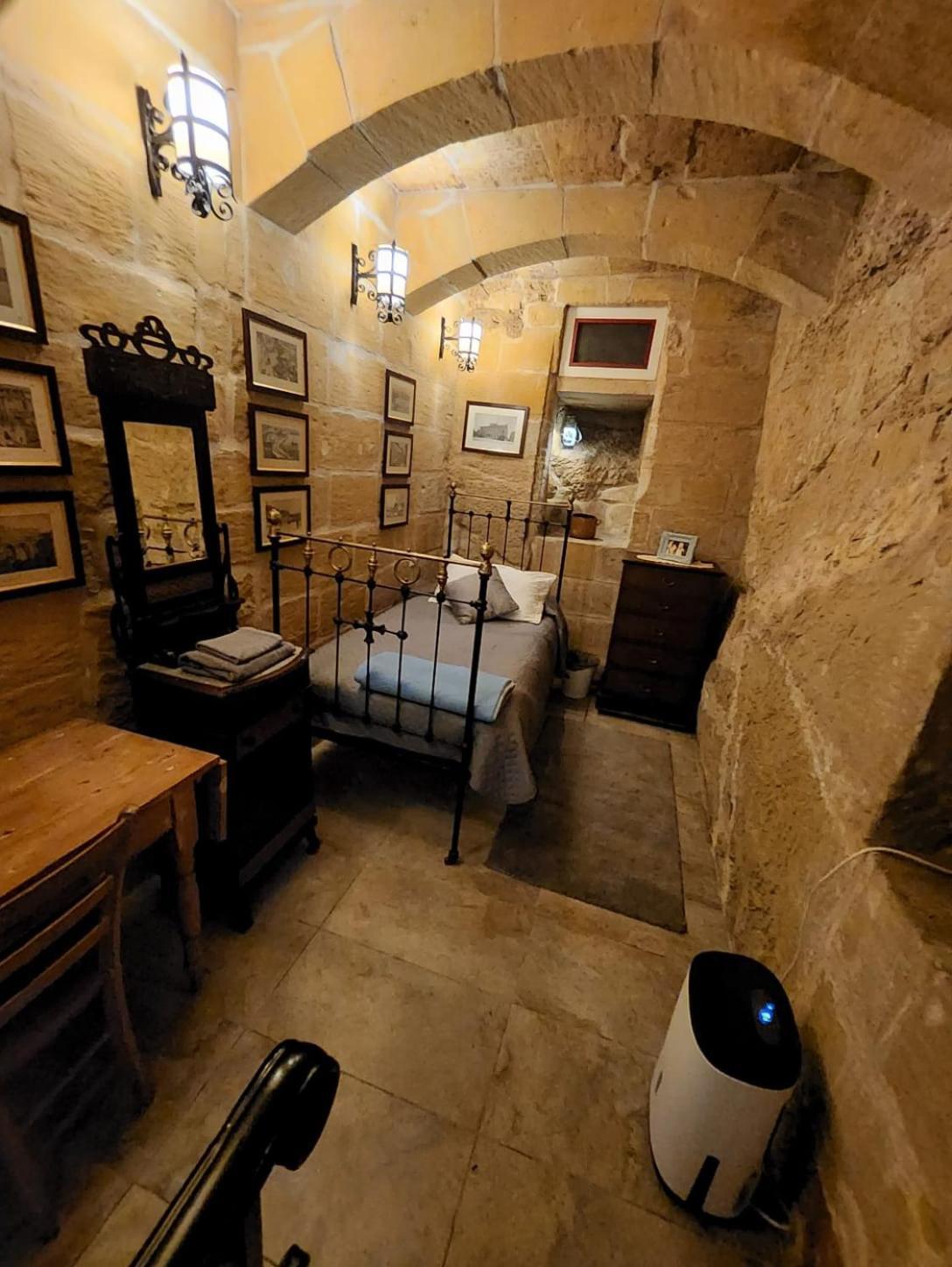 Cozy Corner House In Valletta - Authentic! Luaran gambar